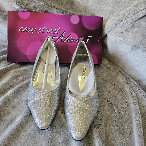 Easy Street Alive 5 Silver Glitter Chiffon Pumps Heels Sz 6.5 NIB Easy Flex - Picture 2 of 10